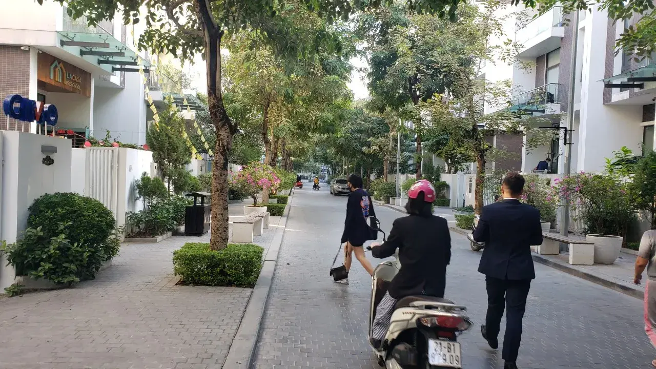 Cho thuê biệt thự nhà vườn thông sàn thang máy IMPERIA Nguyễn Tuân.180m x 5 nổi 1 hầm. 65tr/th.