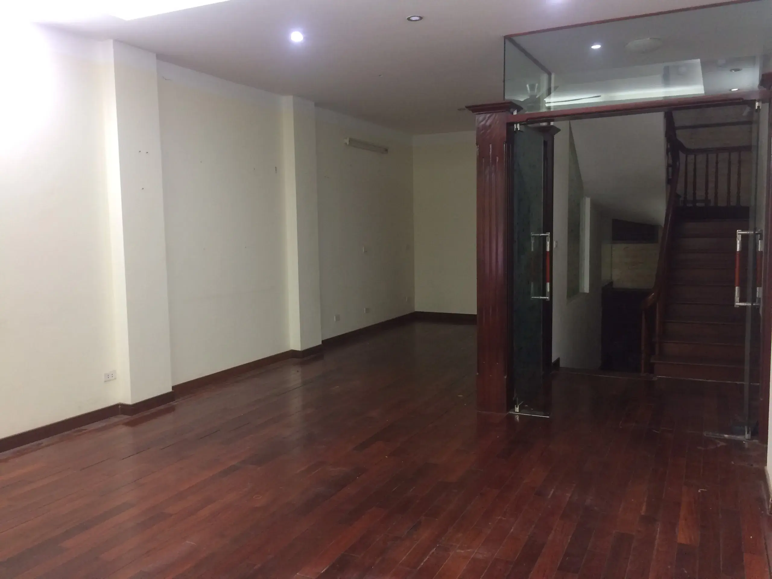 Cho thuê nhà mới thông sàn thang máy 129 Thiên Hiền. DT 100m x 6t, mt 6m. Giá 50tr.